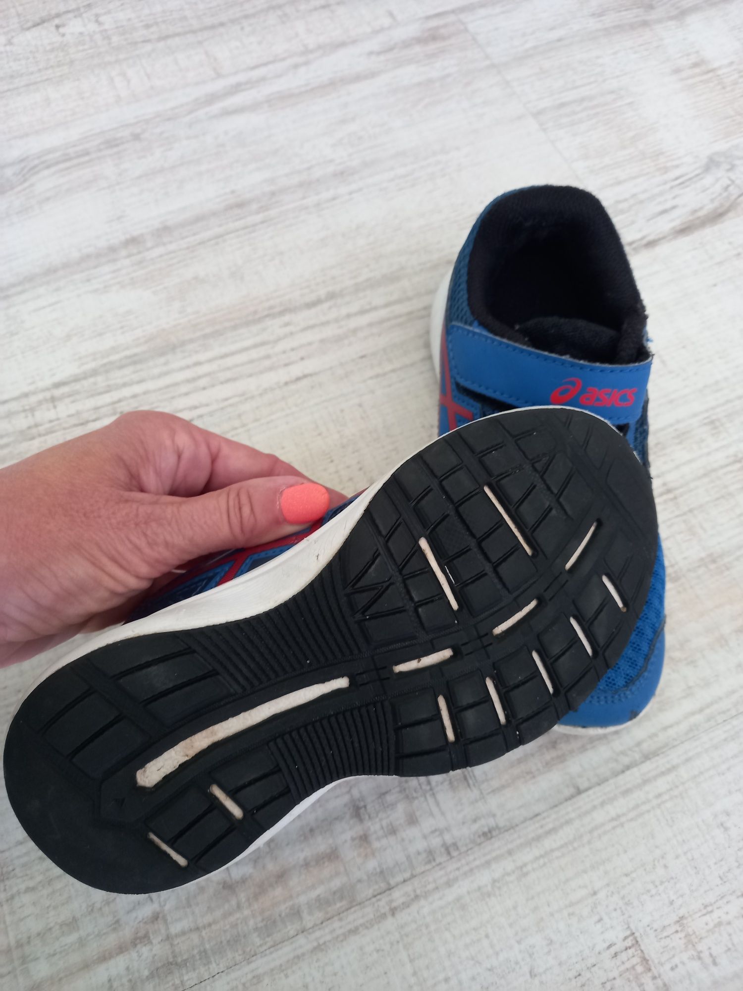 Изключително запазени детски маратонки Asics