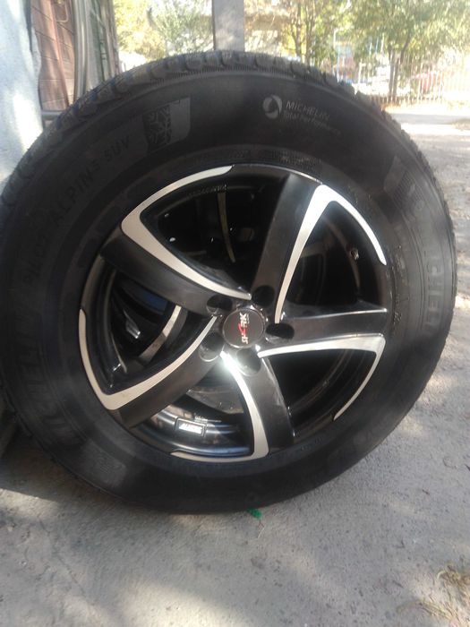 Продавам алуниниевни джанти с гуми