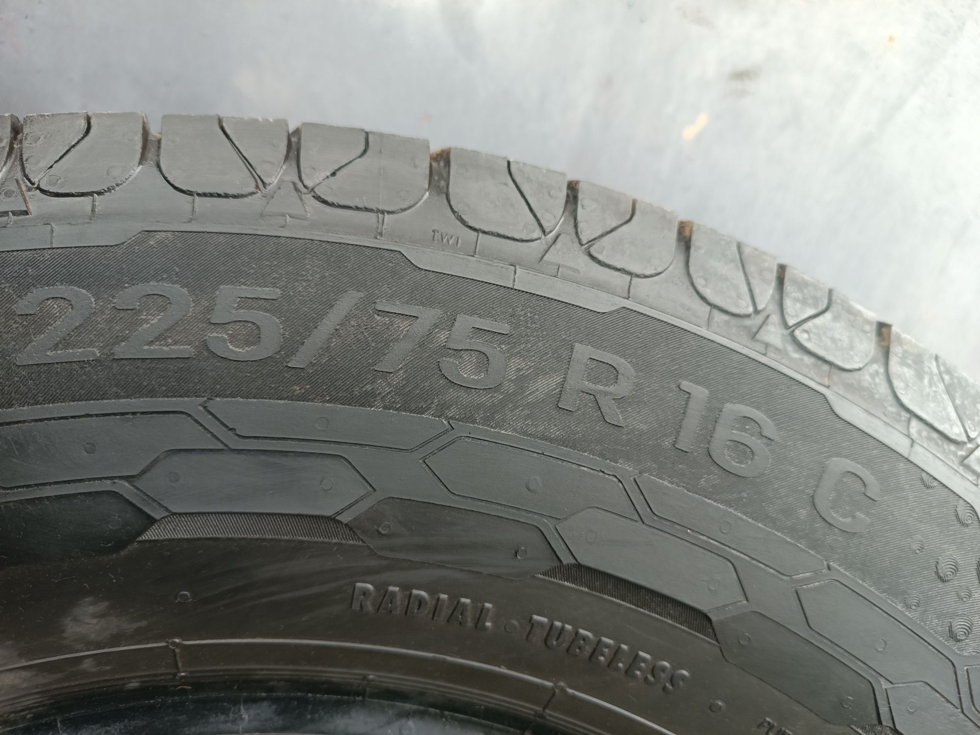 225/75/16 С Uniroyal Дот 1022