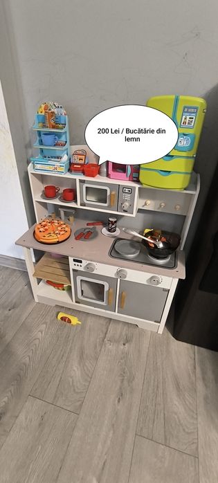 Vând Jucării aproape noi