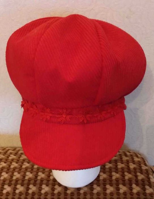 Червен дамски каскет