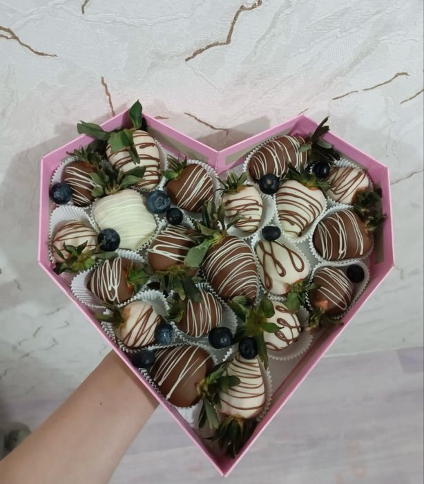 Мужские букеты , клубника в шоколаде
