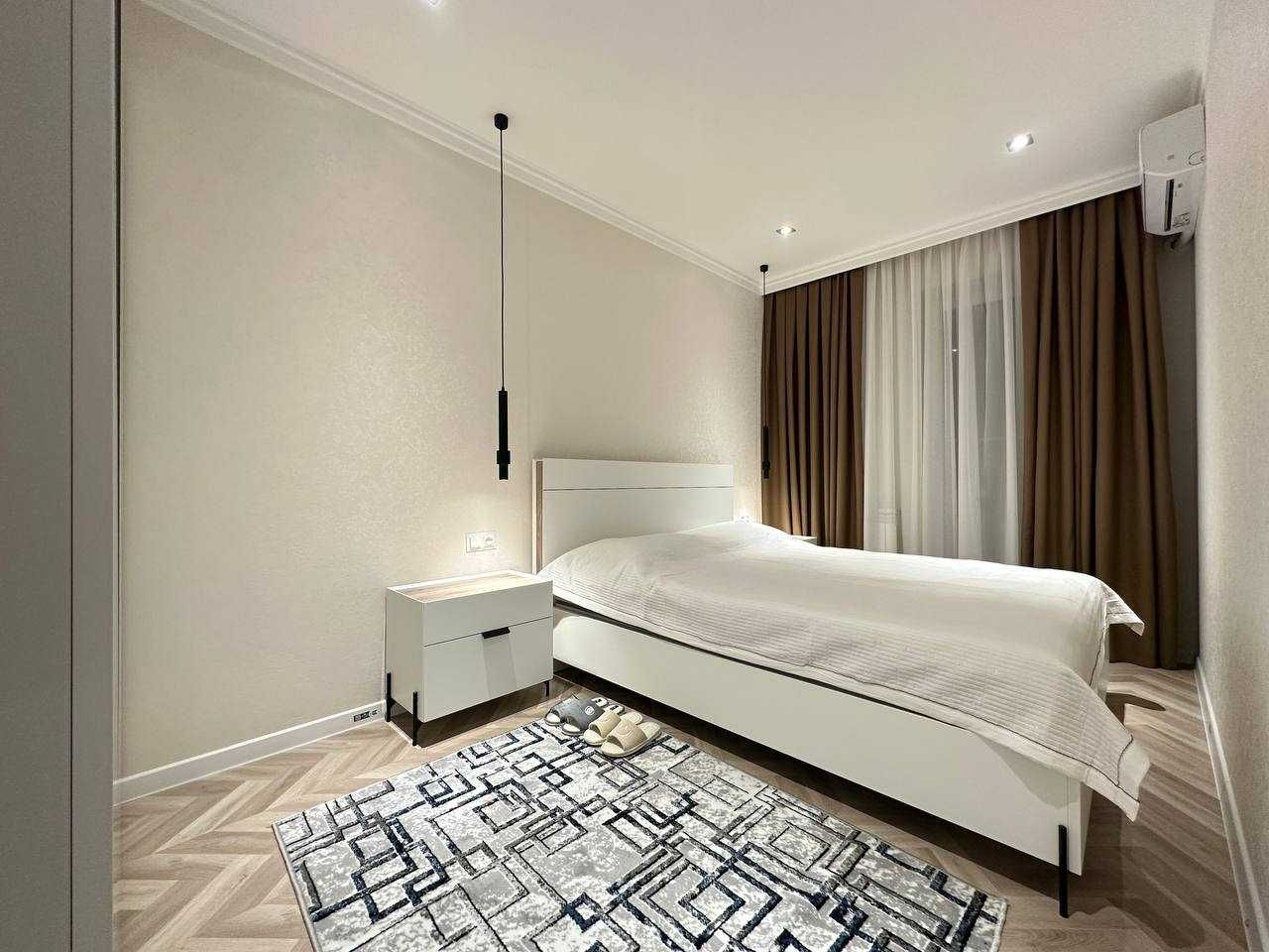 Own apartment for rent: 3-room, Afrosiab street, Oybek metro 5min