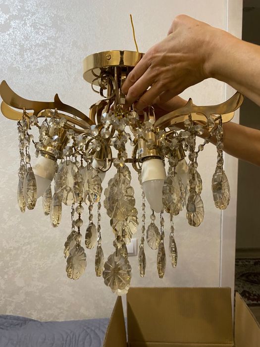 Продам люстру  за 10000