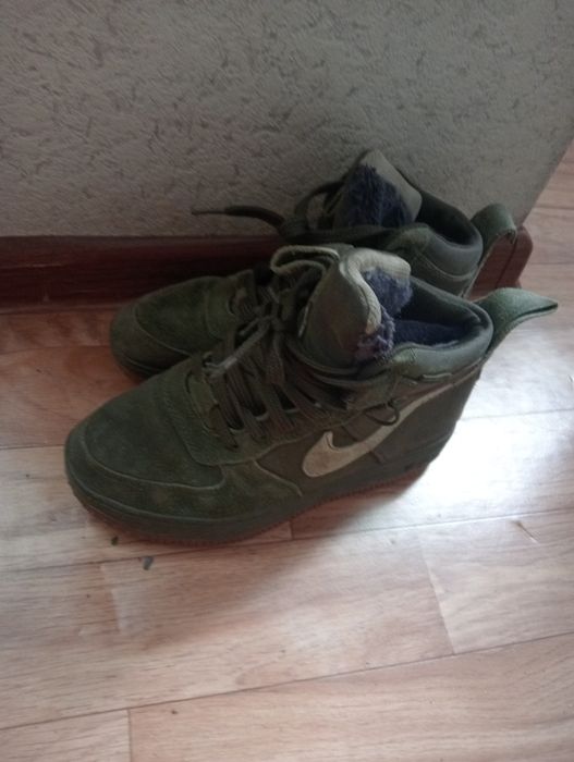 Зимние кроссовки Nike.