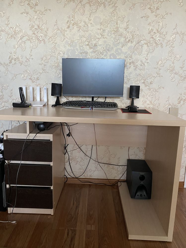 Продам компьютерный стол. Состояние нового