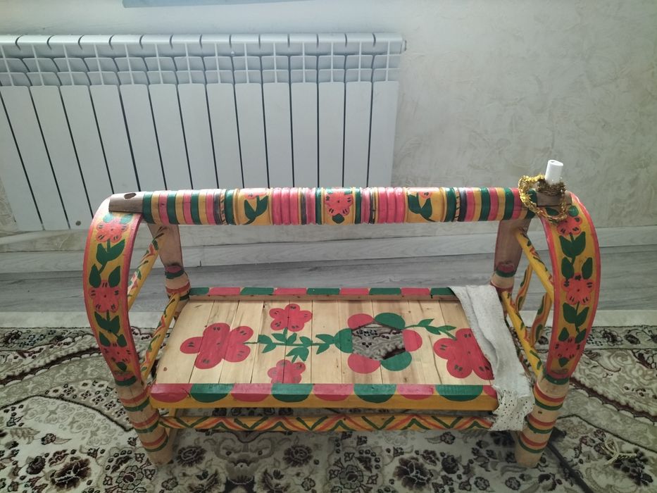 Бесик легкий, дерево, не высокий, с красивым принтом