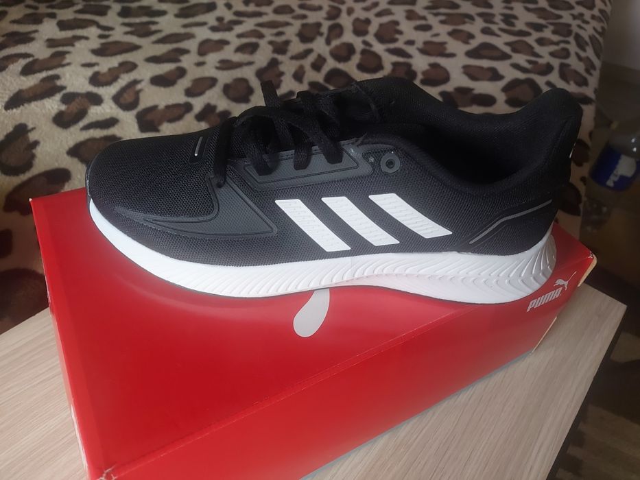 Vând adidași adidas