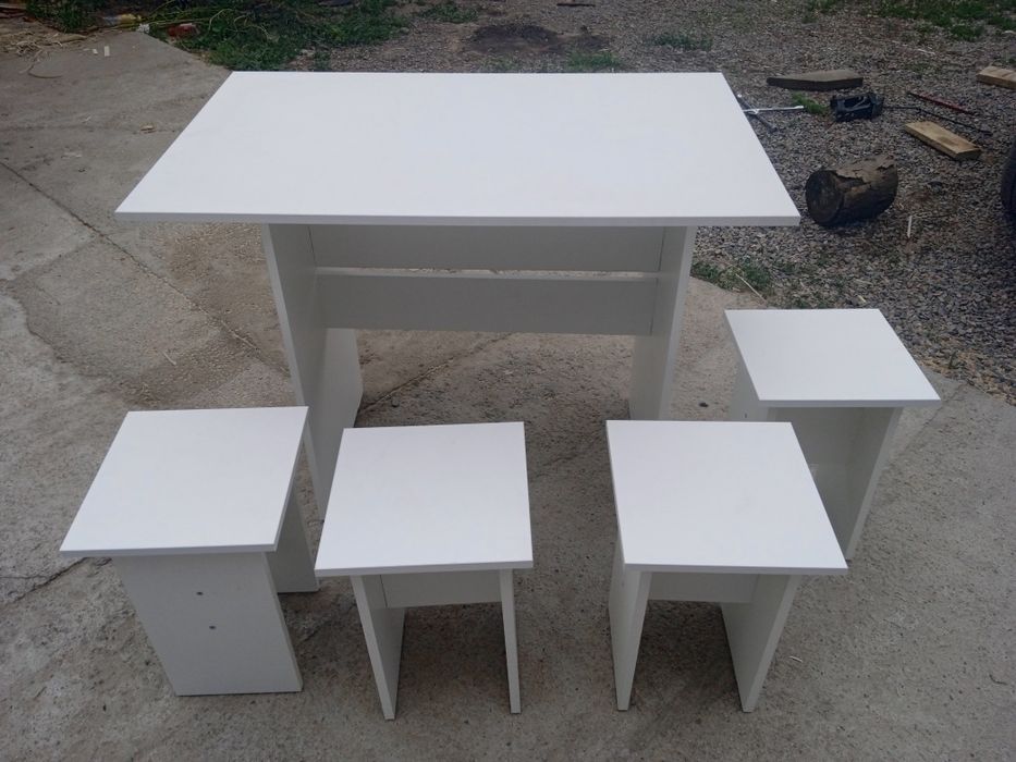 Кухонный стол и четыри табуретки