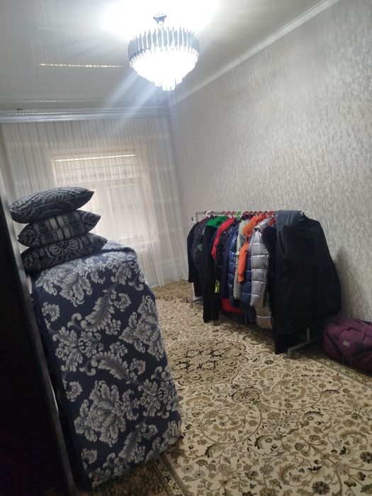 Продается четырех комнатная квартира на втором этаже с шести метровом
