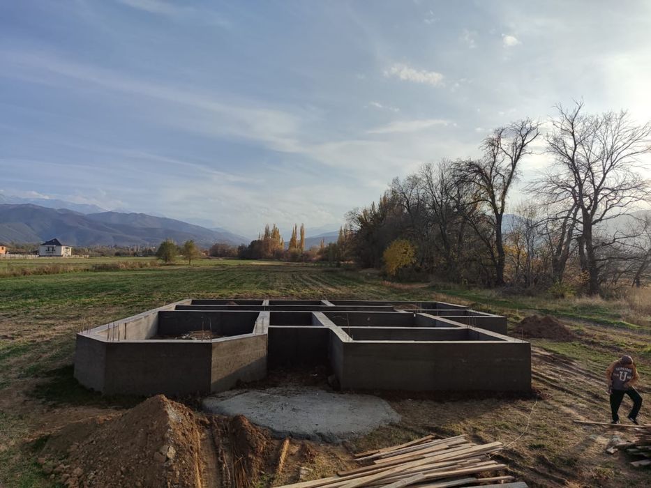 Продам земельный участок с фундаментом. 6 соток