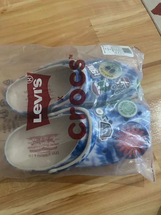 Saboti Crocs licenta Levi’s