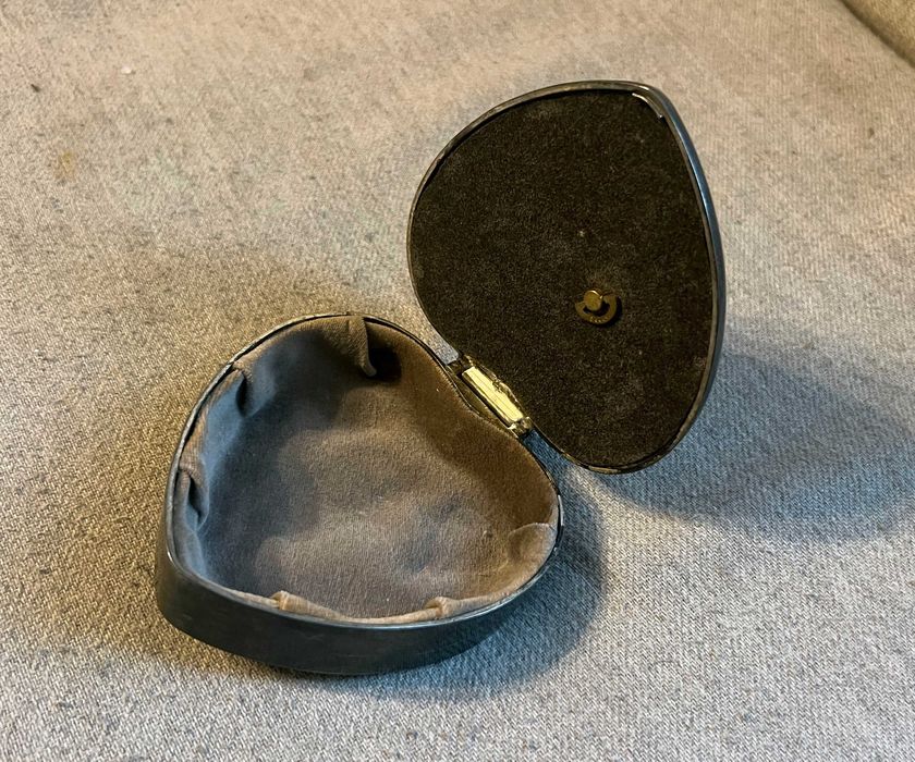 Cutie muzicala vintage Sankyo forma d inima metalica tapitata interior