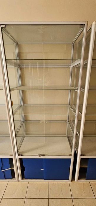 Стеклянные шкафчики