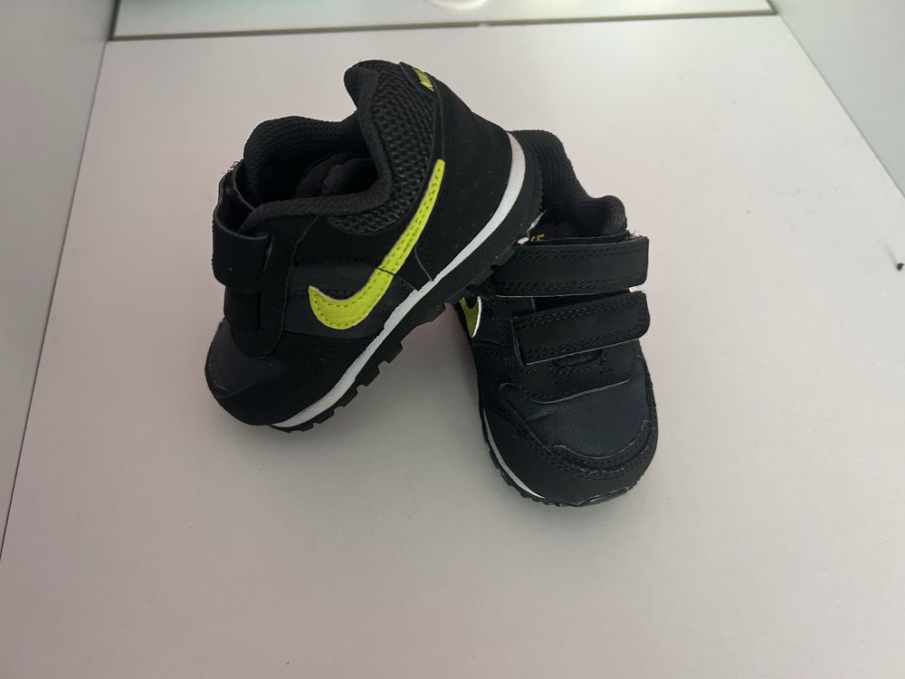 маратонки Nike.