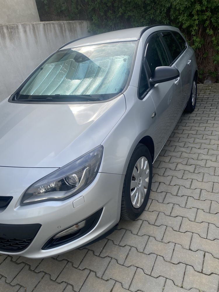 Vând Opel Astra J