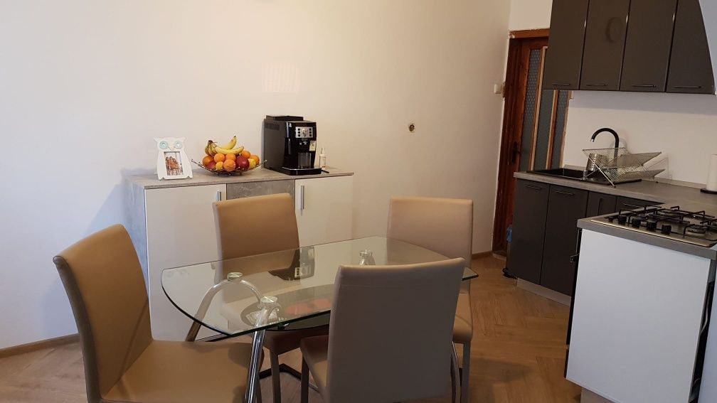 Vând casa P+E și spațiu comercial
