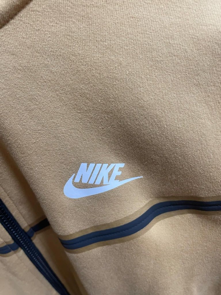 ЧИСТО НОВО горнище на Nike tech fleece бежов