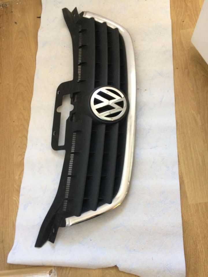 Grila fata cu emblema vw touran t1 an 2004-2006