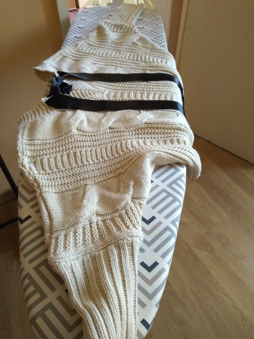 Pulover crem cu accesoriu