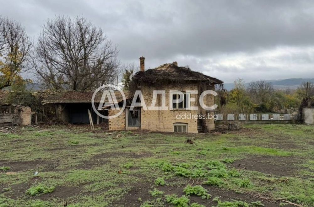 Двуетажна къща с голям двор, село Садина