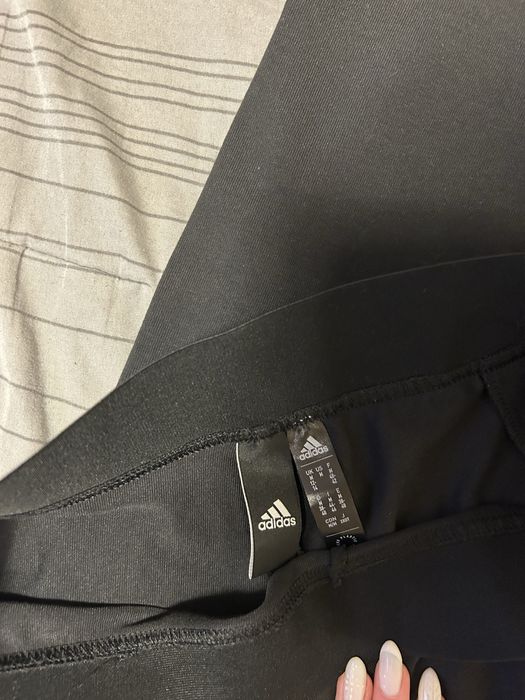 Черни спортни клин-панталони с бял графичен елемент