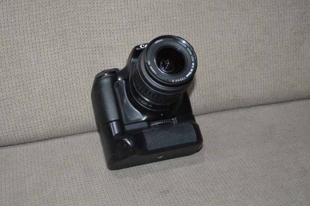 Foto DSLR Canon 1100D + obiectiv Canon 18-55mm + grip doar 9560 cadre