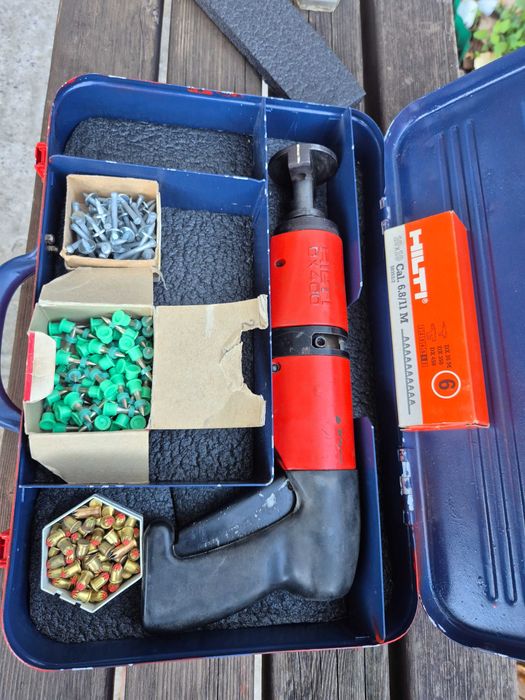 Пистолет за пирони HILTI DX 400