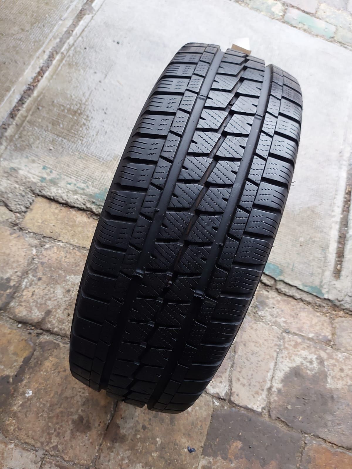 O bucată 225/65 R16C M+S iarnă - Continental Falken Toyo