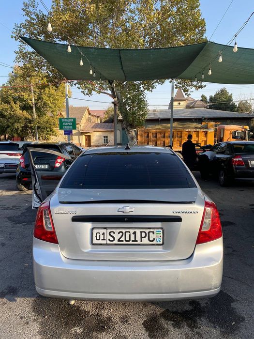 Lasetti 1,8   2010 holati yaxshi  4 ta yengi balon. Propani bor