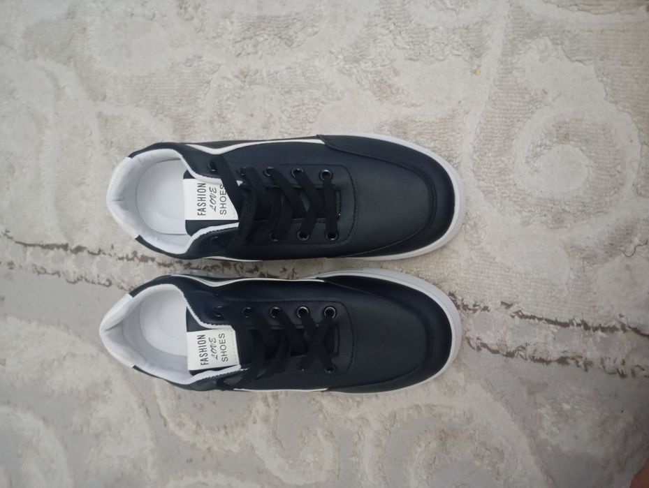 Новая кроссовка размер 42