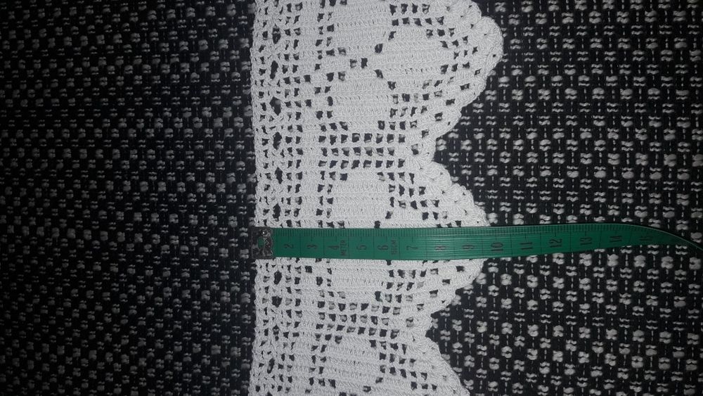 Dantelă brodată manual