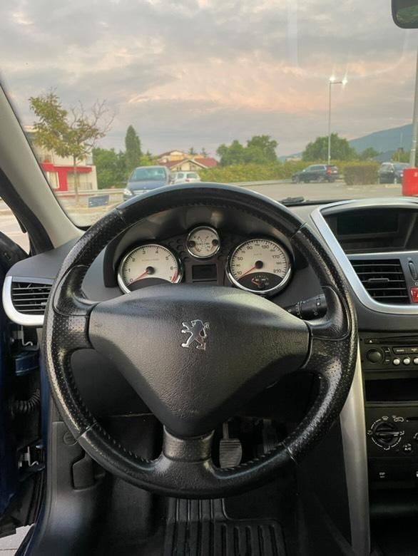 Автомобил Peugeot 207