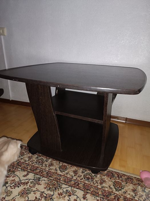 Продам столик журнальный