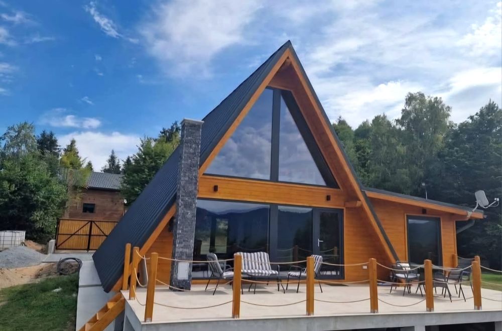 Construim cabane și case tip A 
Câteva din avantajele caselor din lemn