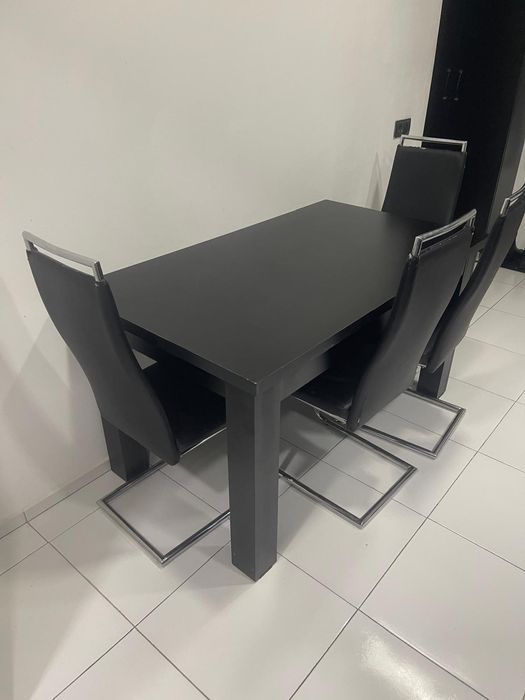 Masă  solida cu scaune.