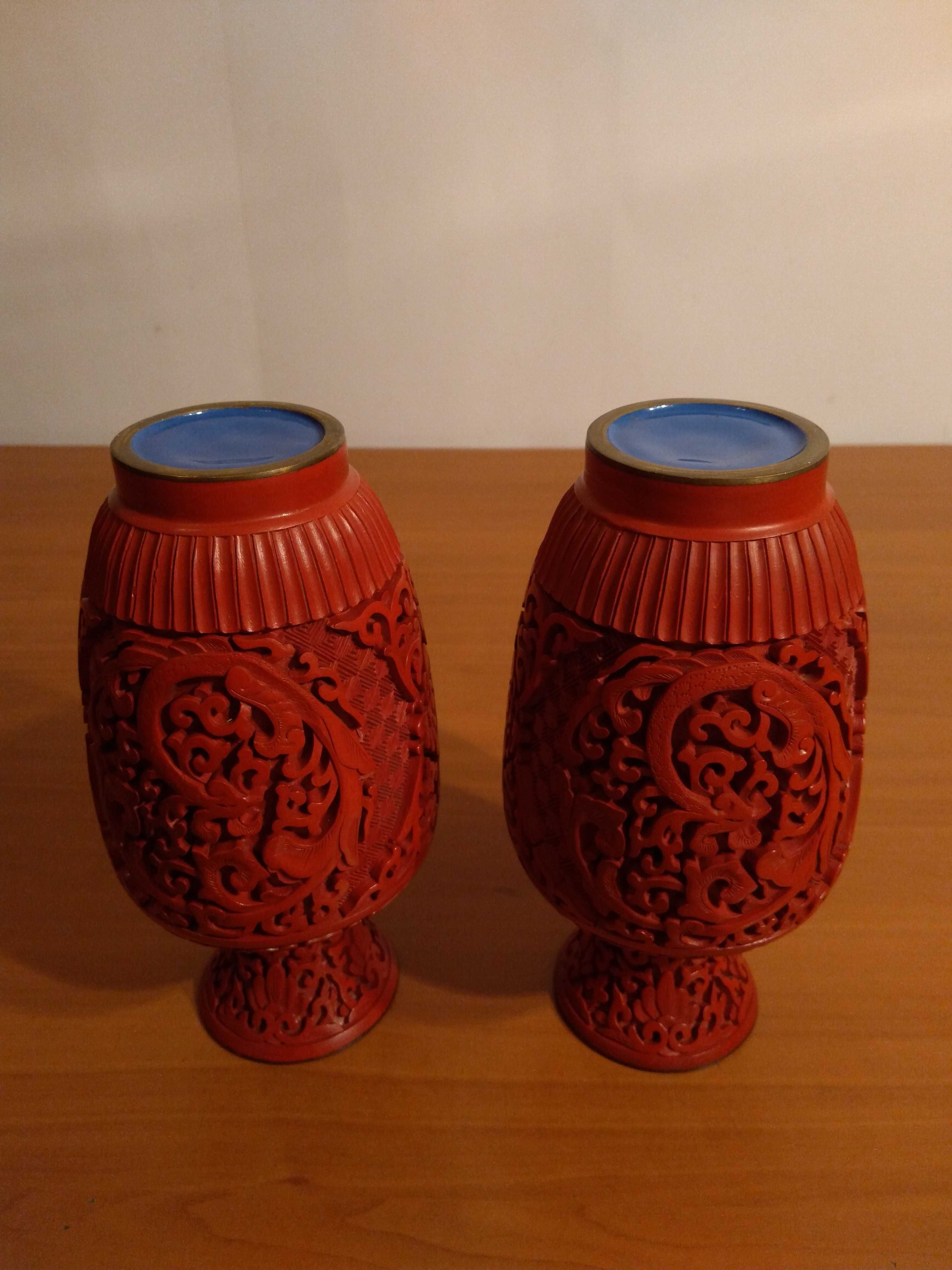 Vaze Asiatice din Cinnabar Rosu Sculptat – Piese Deosebite
