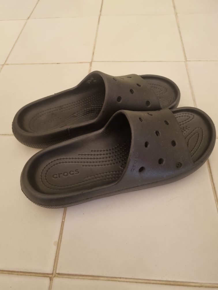 Черни чехли на CROCS