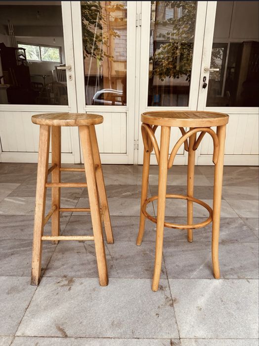 Продавам два дървени ретро бар стола в добро състояние.