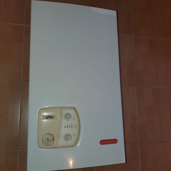 Vând centrală Ariston 24 kw,fără condensare.Se vinde cu probe și garan