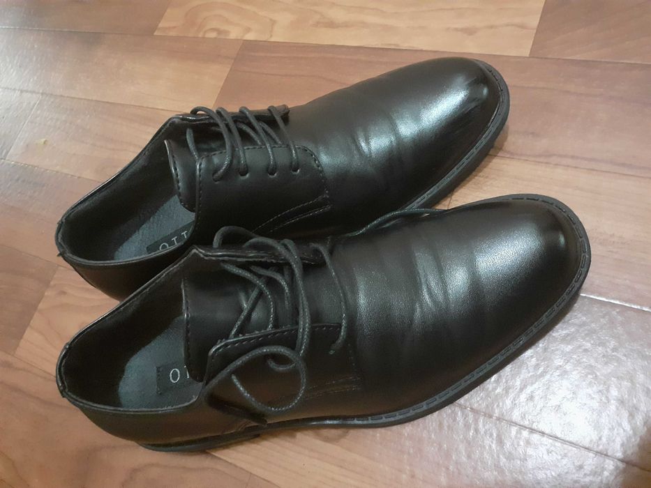 Vand pantofi de costum marimea 37 baieti, stare f buna 50RON
