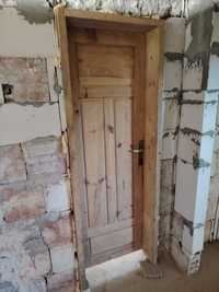 Дървена врата с каса.