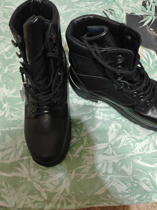 Чисто нови черни боти