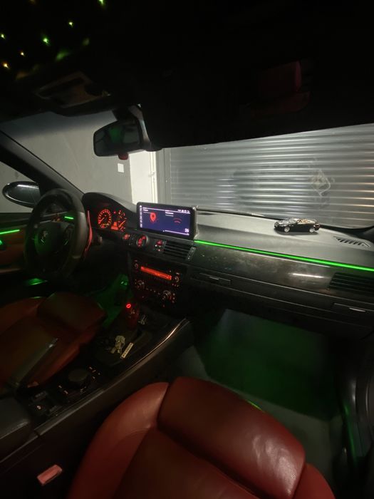 Montez plafon înstelat și lumini ambientale