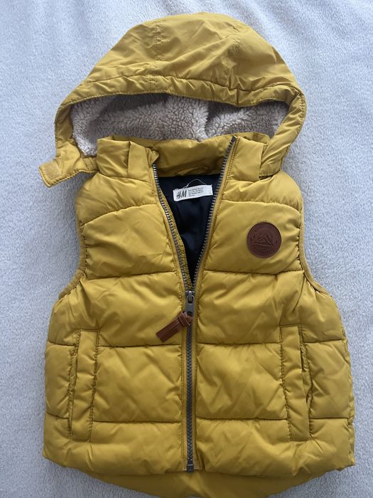 Ватиран елек със сваляща се качулка