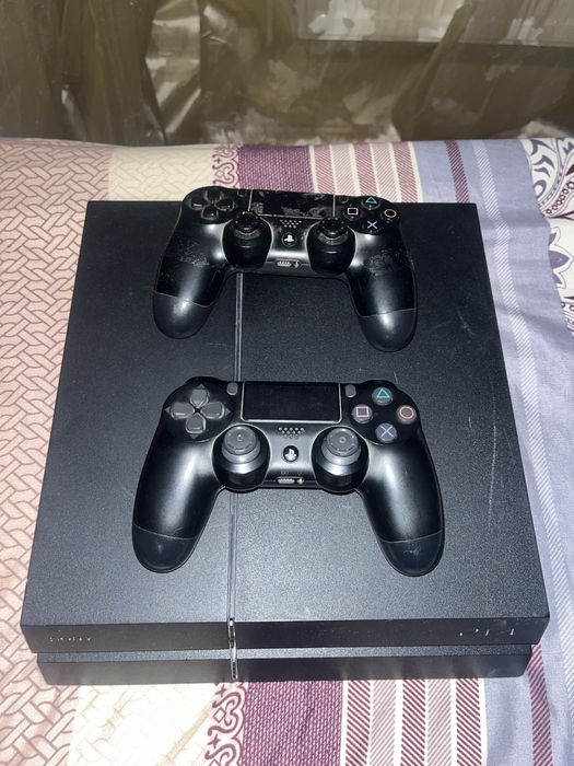 consola ps 4 cu 2 controllere