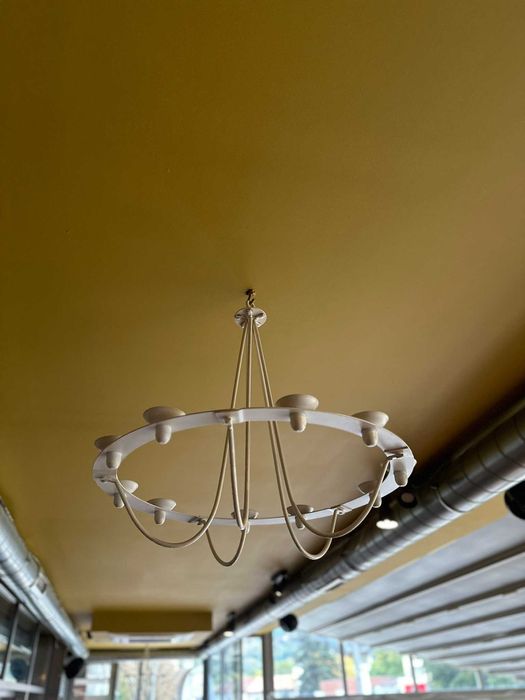 Бели свещници тип „полилей“