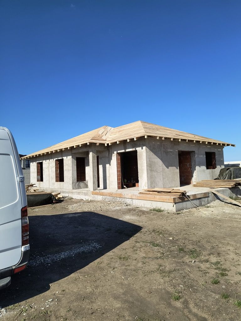 Constructi case la roșu