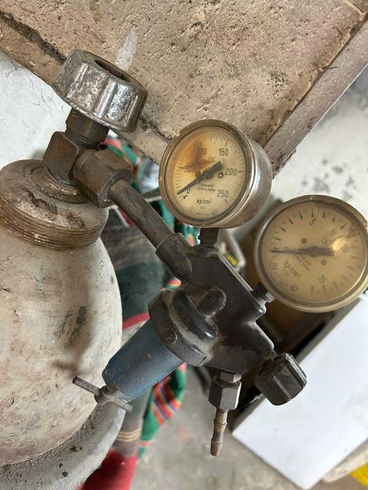 Голяма кислородна бутилка с манометър