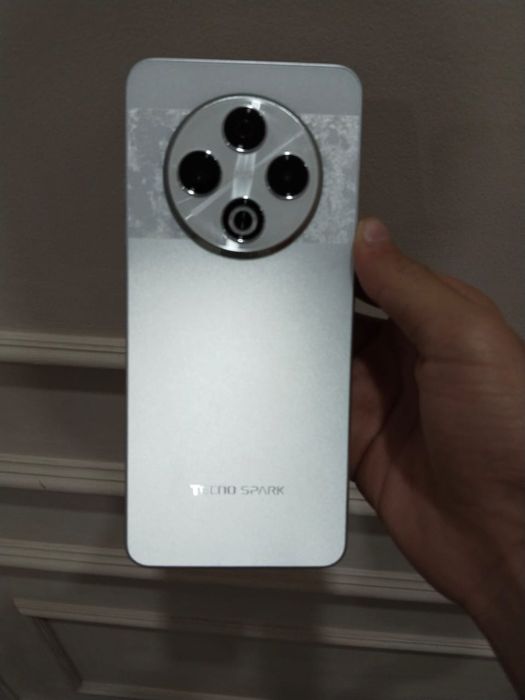 Продаю Техно спарк 30 256гб покупал месяц назад много не пользовался